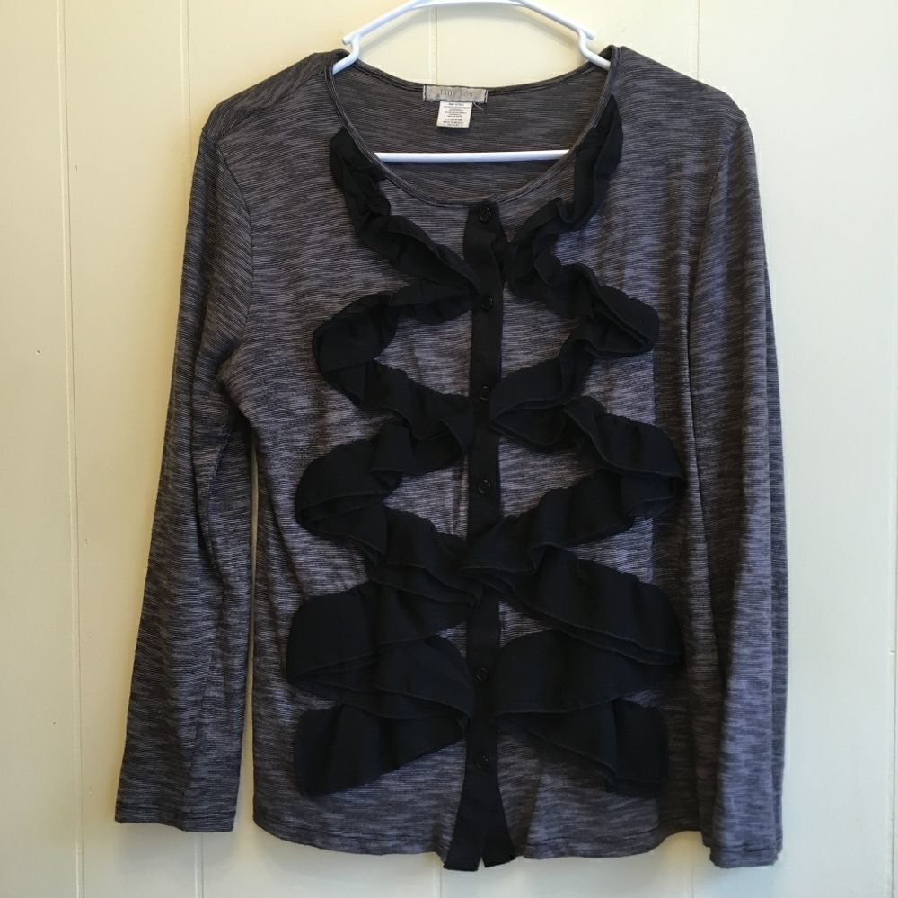 ‎LILLY LOU RUFFLED BUTTON FRONT KNIT TOP